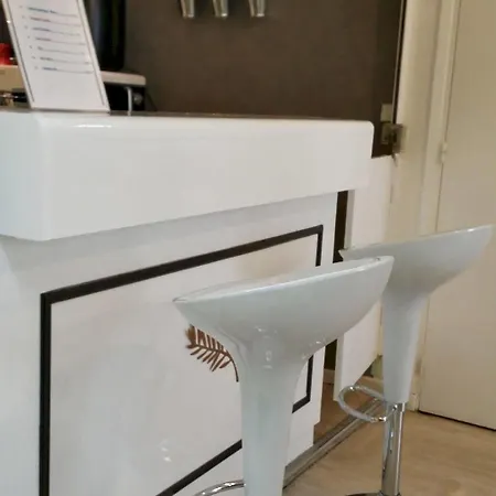 Alan Robert's 2* Канны